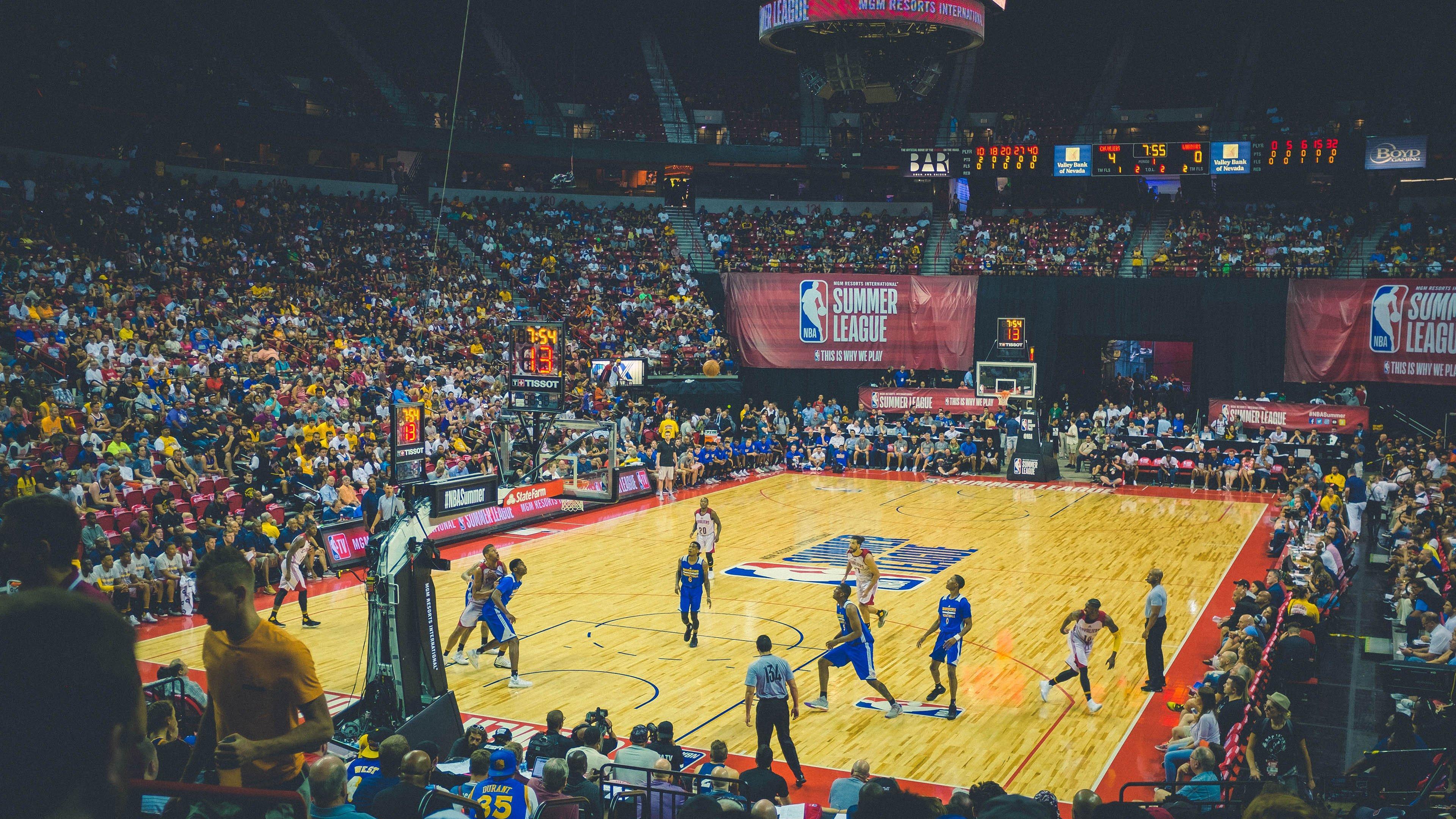 小里弗斯感叹，雷迪克头发都白了，不敢想象当湖人主帅压力有多大