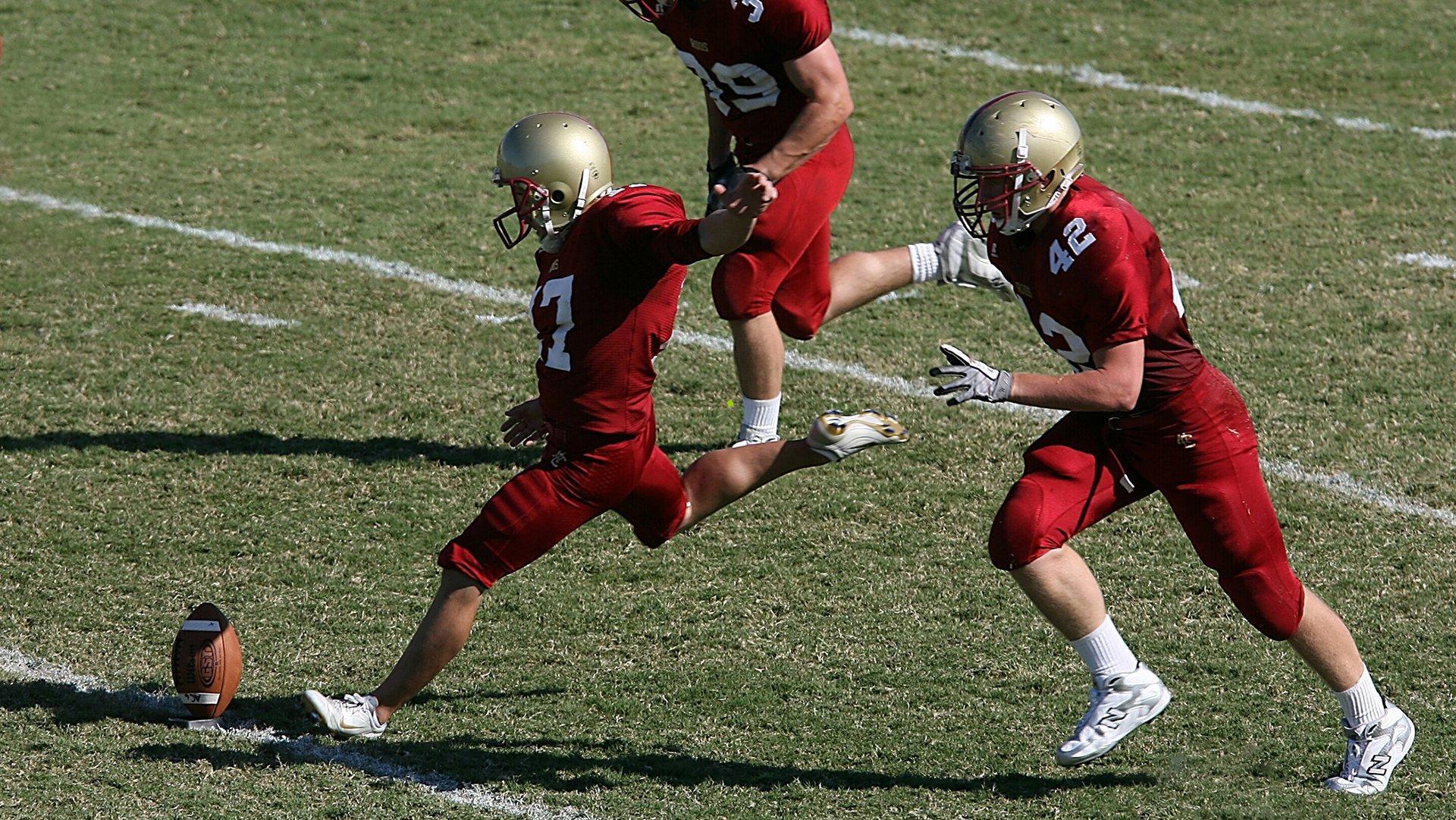 观战B队的武磊引发球迷思念潮，足球运动亟待理解万岁精神回归